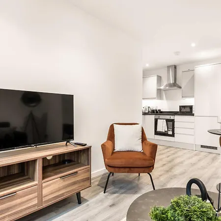 Bright & Contemporary 1 Bed In *