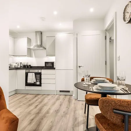 Bright & Contemporary 1 Bed In Apartment *