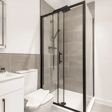 Bright & Contemporary 1 Bed In