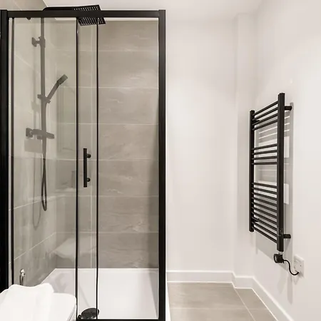 Bright & Contemporary 1 Bed In *